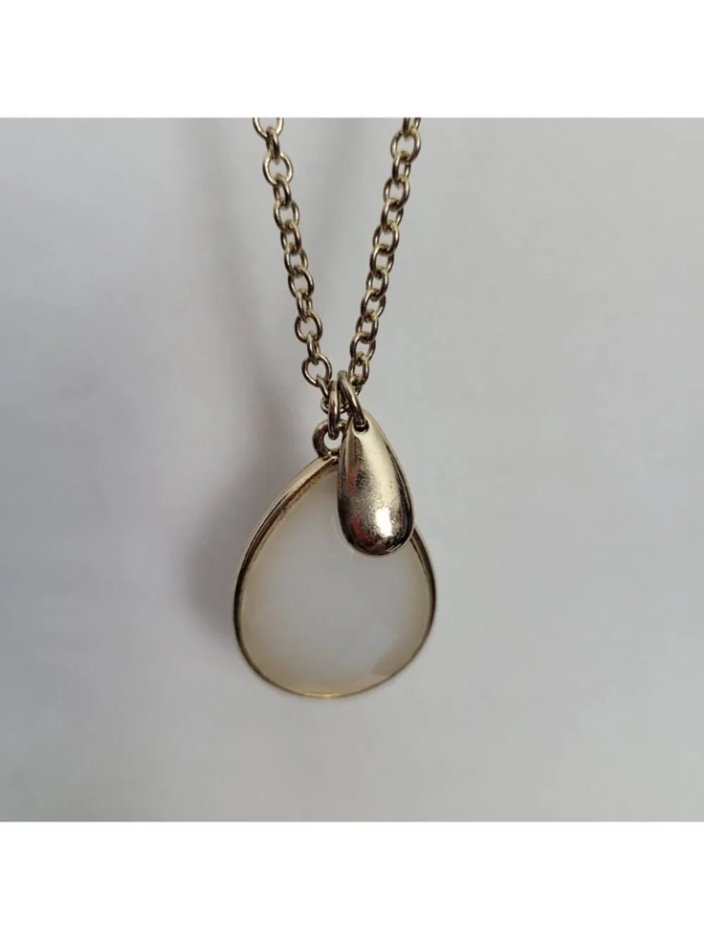 Banana Republic White Teardrop Pendant Necklace Gold Tone 36